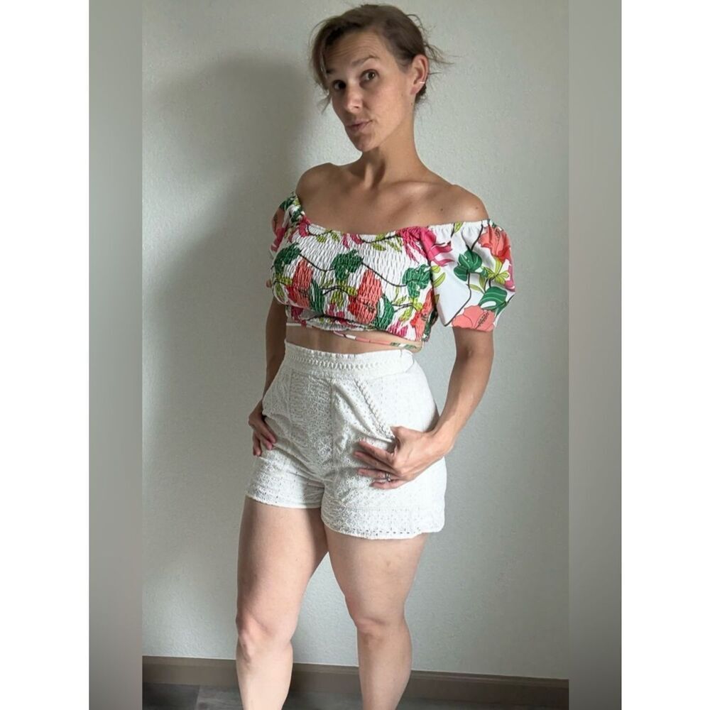 ZARA High Waisted Shorts Cream Eyelet Embroidered Medium Preppy Coastal